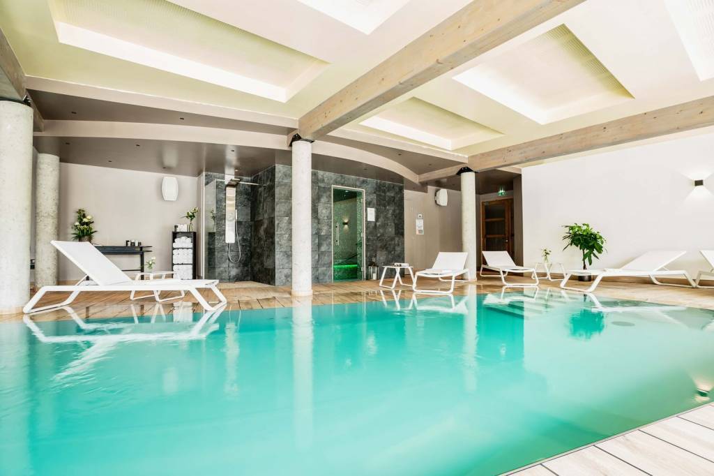 La piscine intérieure chauffée du Spa à Loches